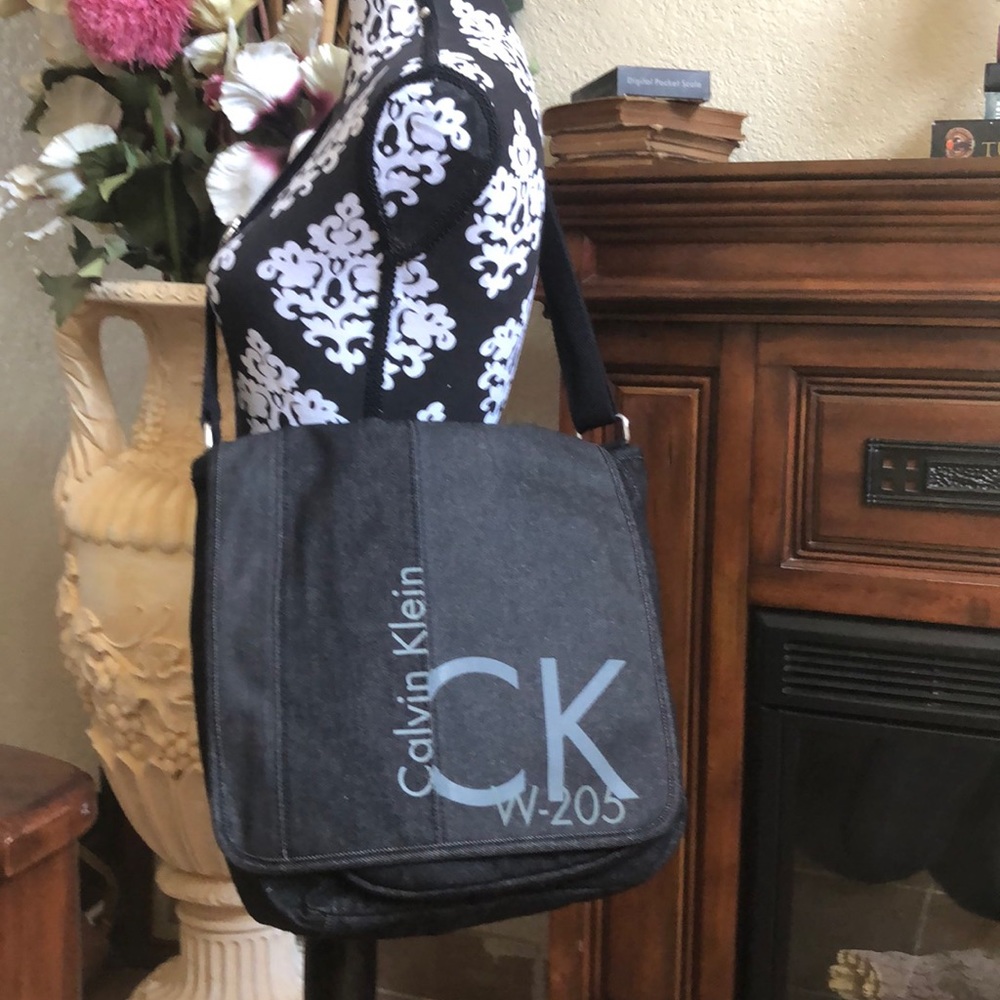 Kelvin Klein messenger bag